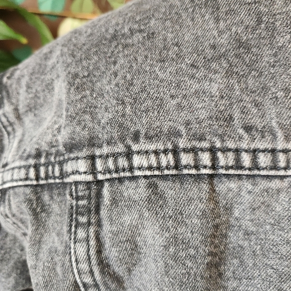 BOUTIQUE STYLE Fitted Distressed Jean Jacket Size Small - Picture 8 of 11
